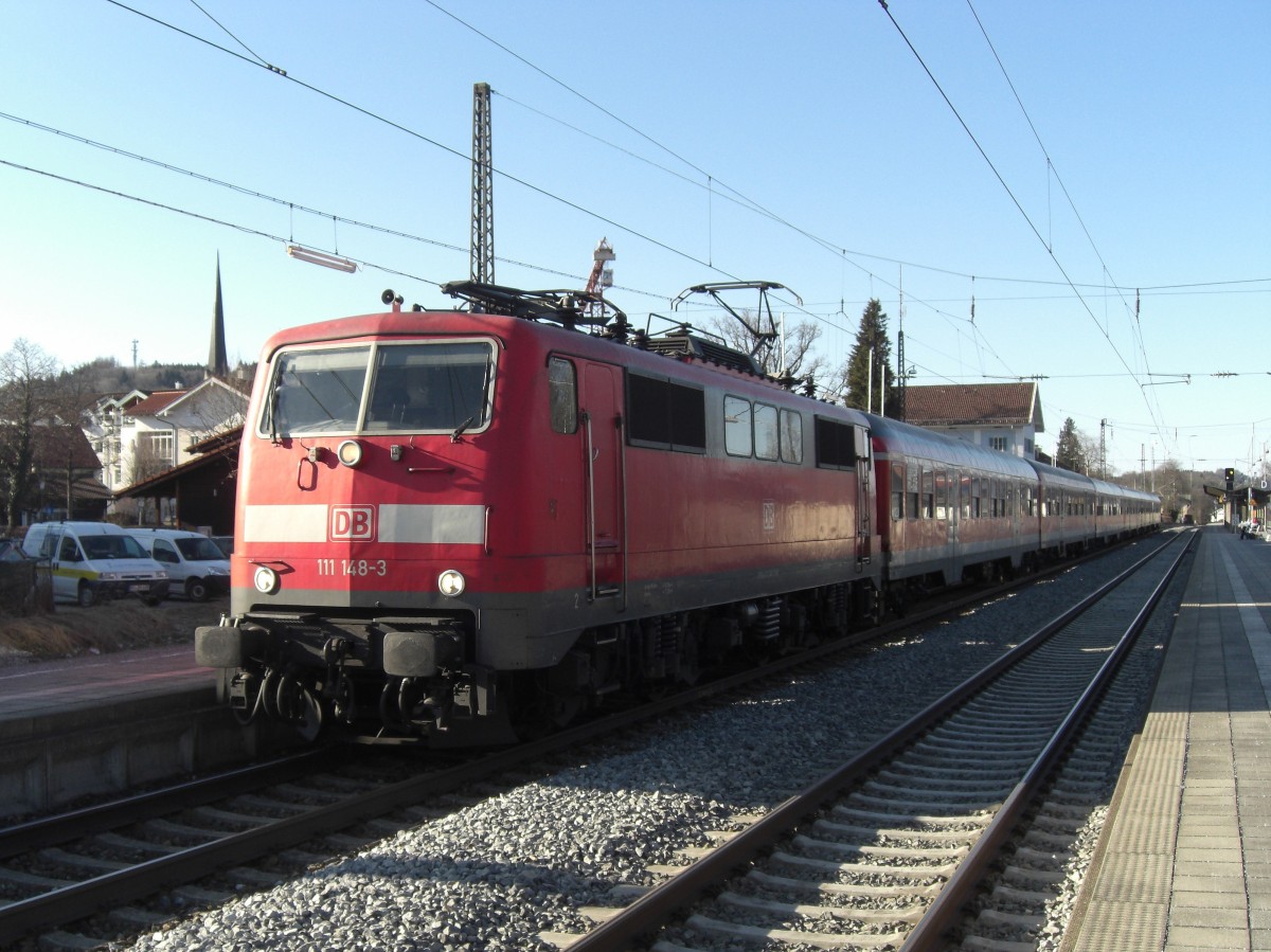 111 148-3 auf dem Weg von Mnchen nach Salzburg, beim Halt in Prien am Chiemsee.