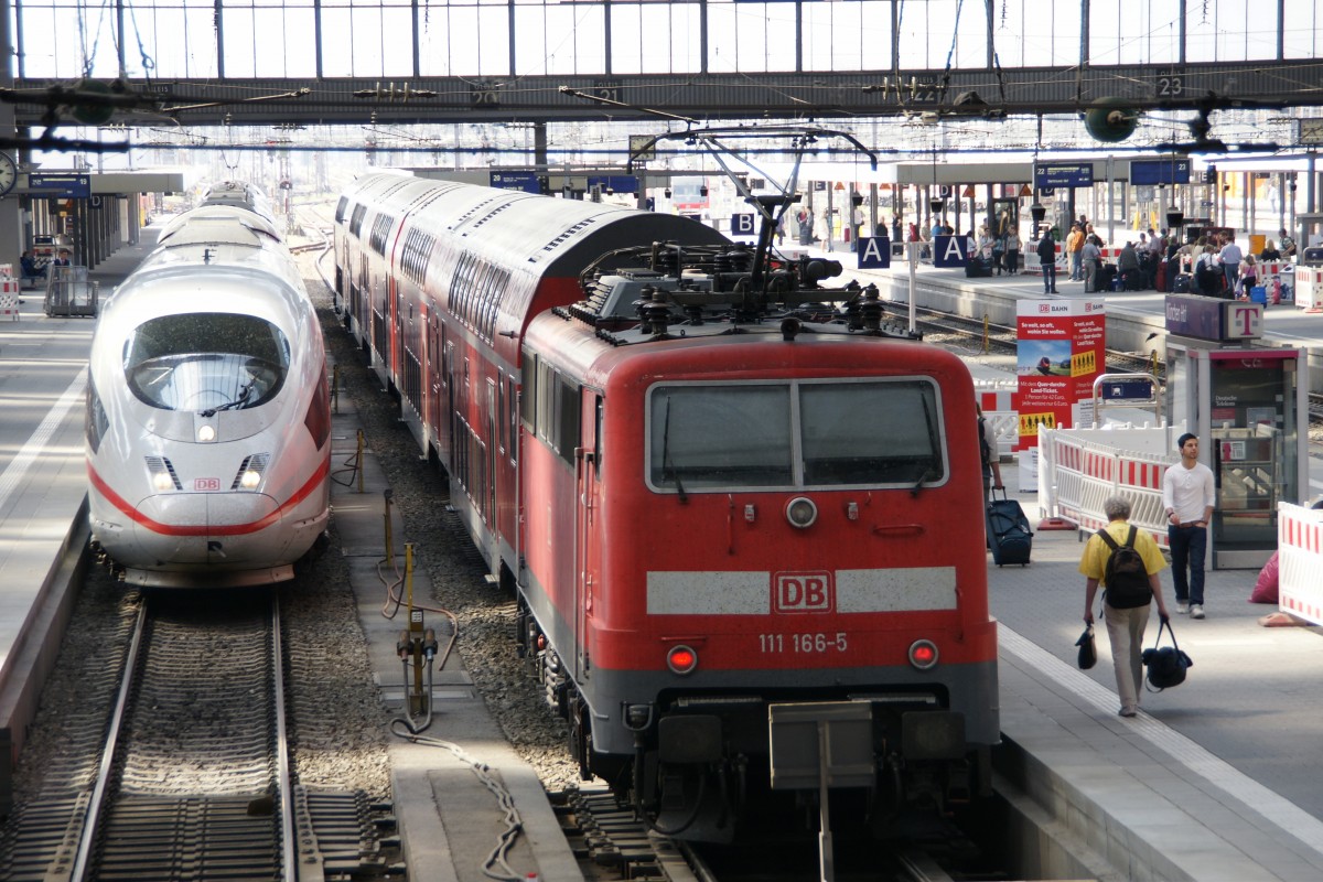 111 166-5 am 25. April 2011 im Münchner Hauptbahnhof.