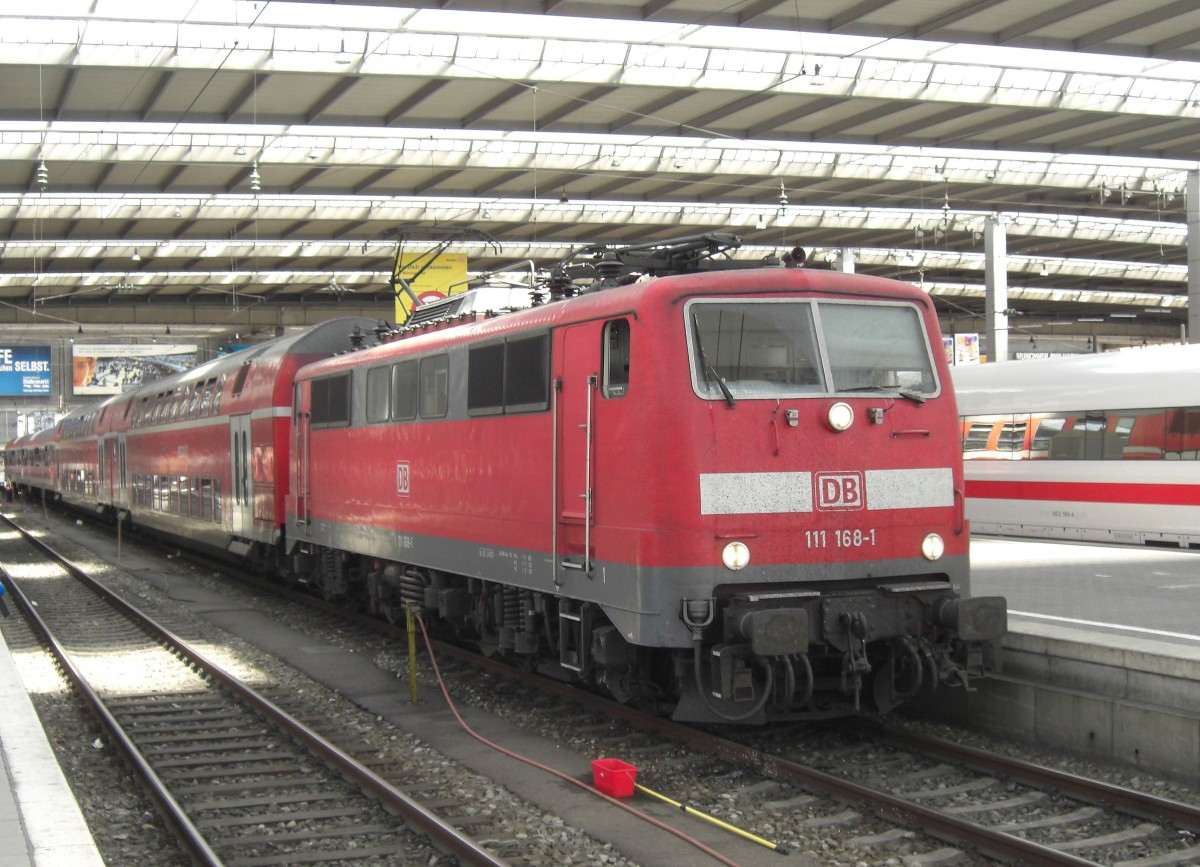 111 168-1 am 31. Mai 2008 im Münchner Hauptbahnhof.