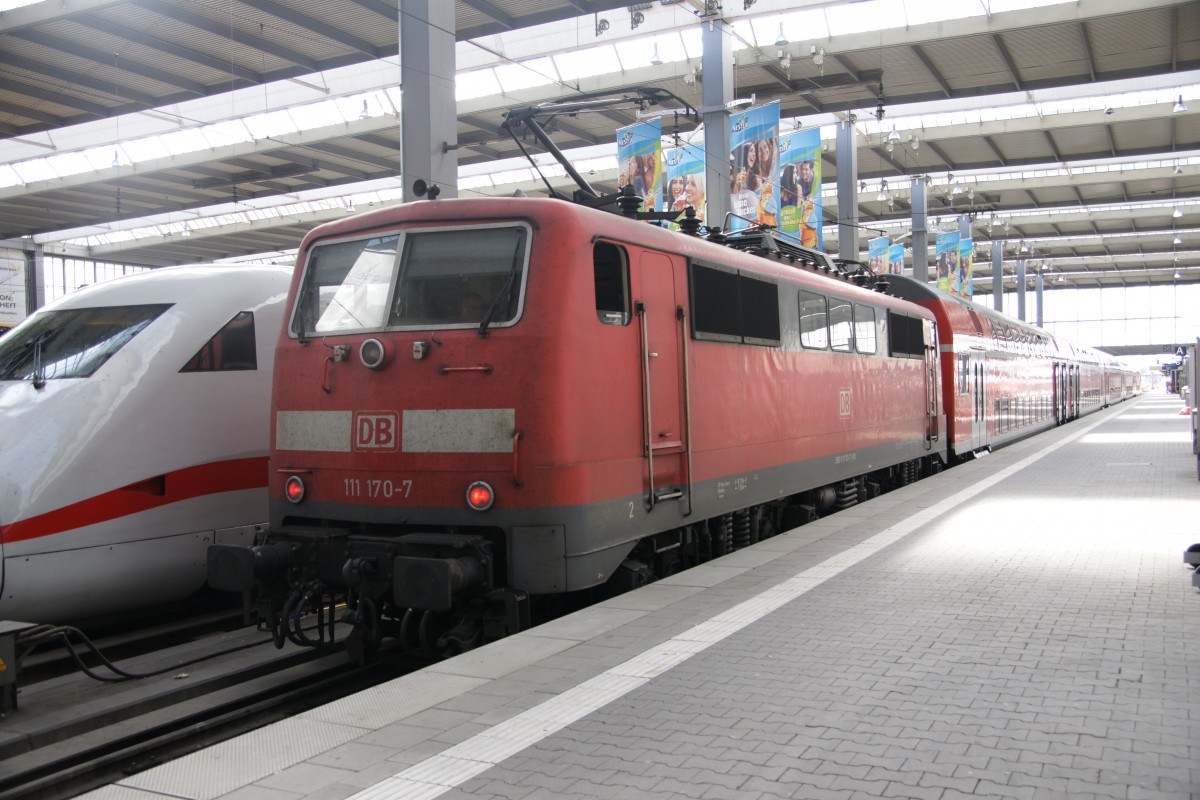 111 170-7 am 11. August 2011 im Münchner Hauptbahnhof.