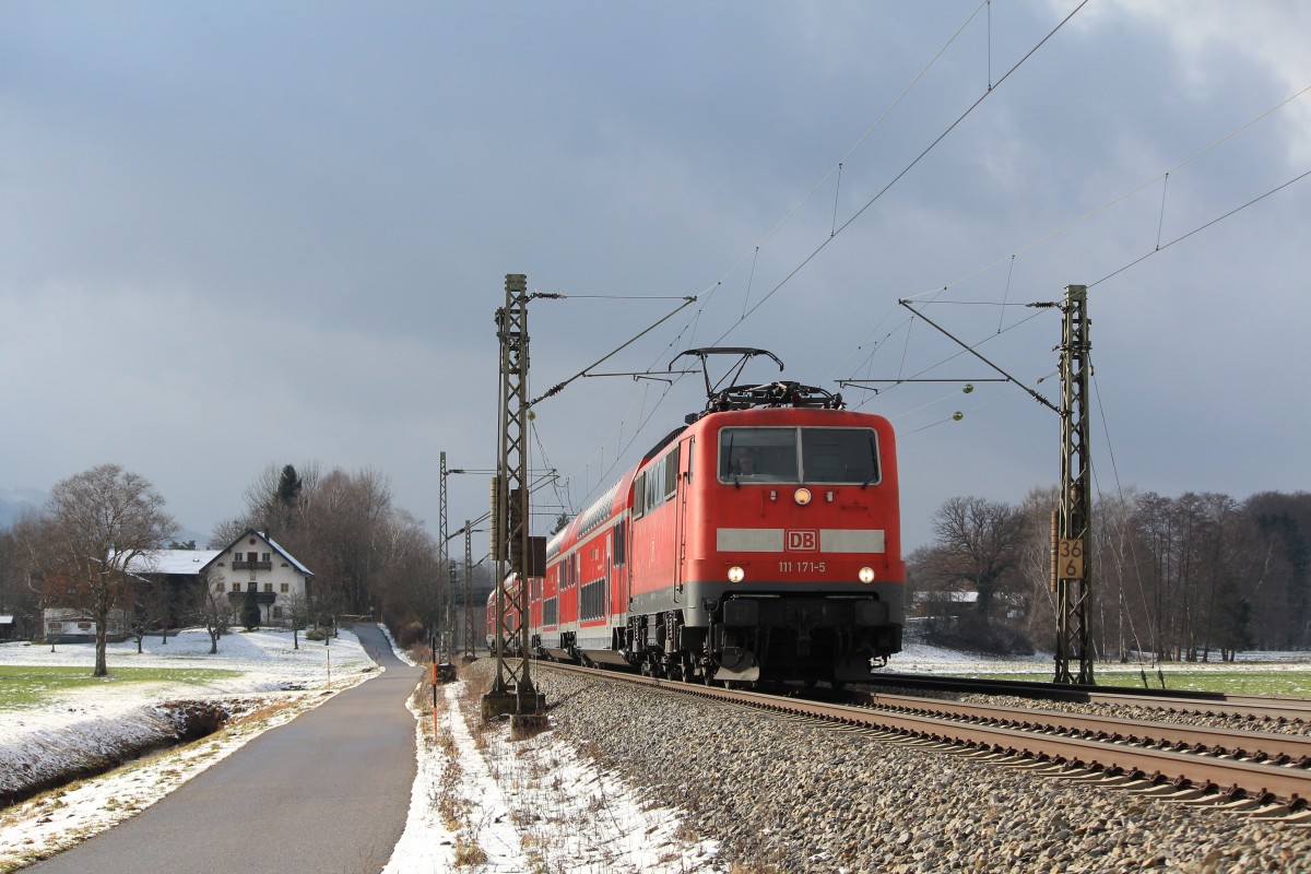 111 171-5 ist am 3. Februar 2013 bei bersee auf dem Weg nach Salzburg.