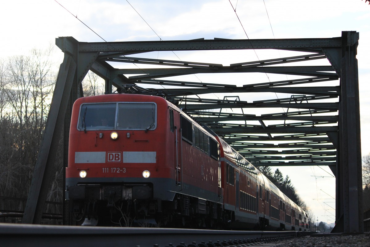 111 172-3 am 10. Mrz 2013 auf der Brcke ber die Tiroler Ache bei bersee.