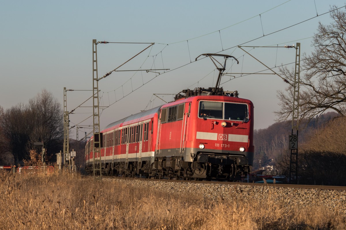 111 173-1 war am 29. Dezember 2015 bei Weisham auf dem Weg nach Freilassing.