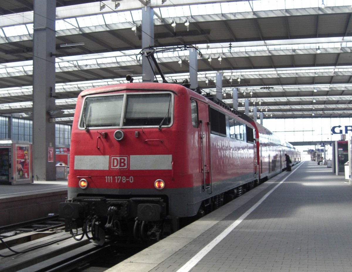 111 178-0 steht am 31. August 2009 abfahrbereit im Mnchner Hauptbahnhof.