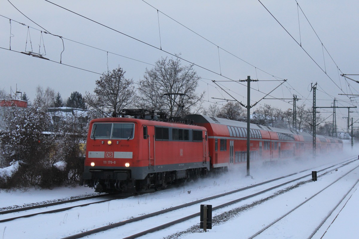 111 179-8 wirbelt am 21. Januar 2013 den frisch gefallenen Schnee auf.