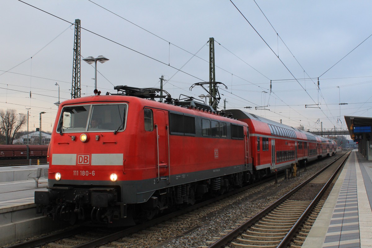 111 180-6 am 1. Dezember 2012 im Bahnhof von Rosenheim.