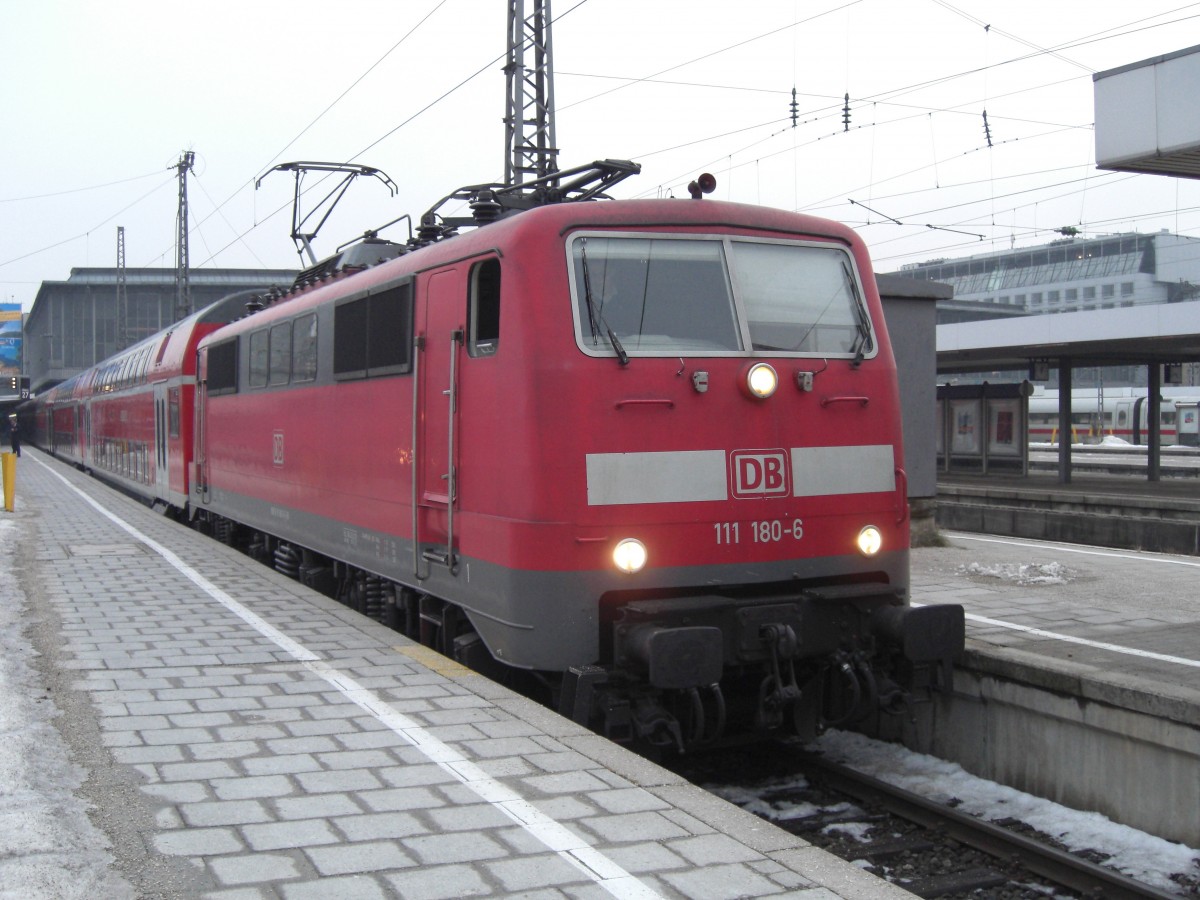 111 180-6 am 5. Januar 2007 im Aussenbereich des Mnchner Hauptbahnhofs.