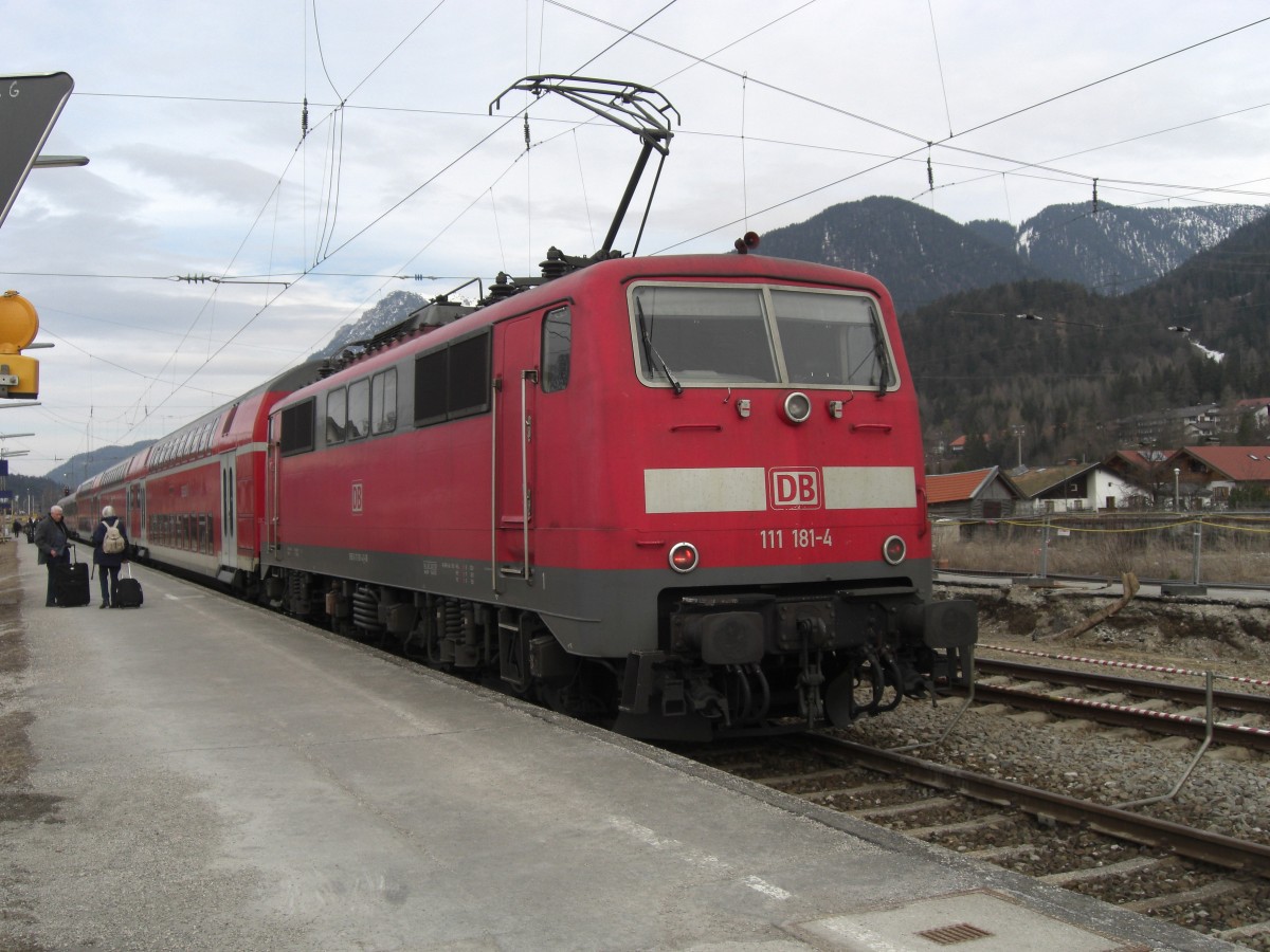 111 181-4 am 17. Februar 2007 im Bahnhof von Mittenwald.