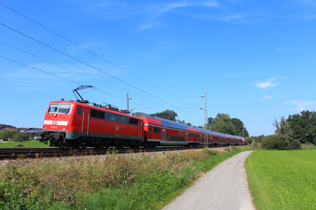 111 181-4 mit einem Regionalzug am 10. September 2012 zwischen Prien und Bernau.