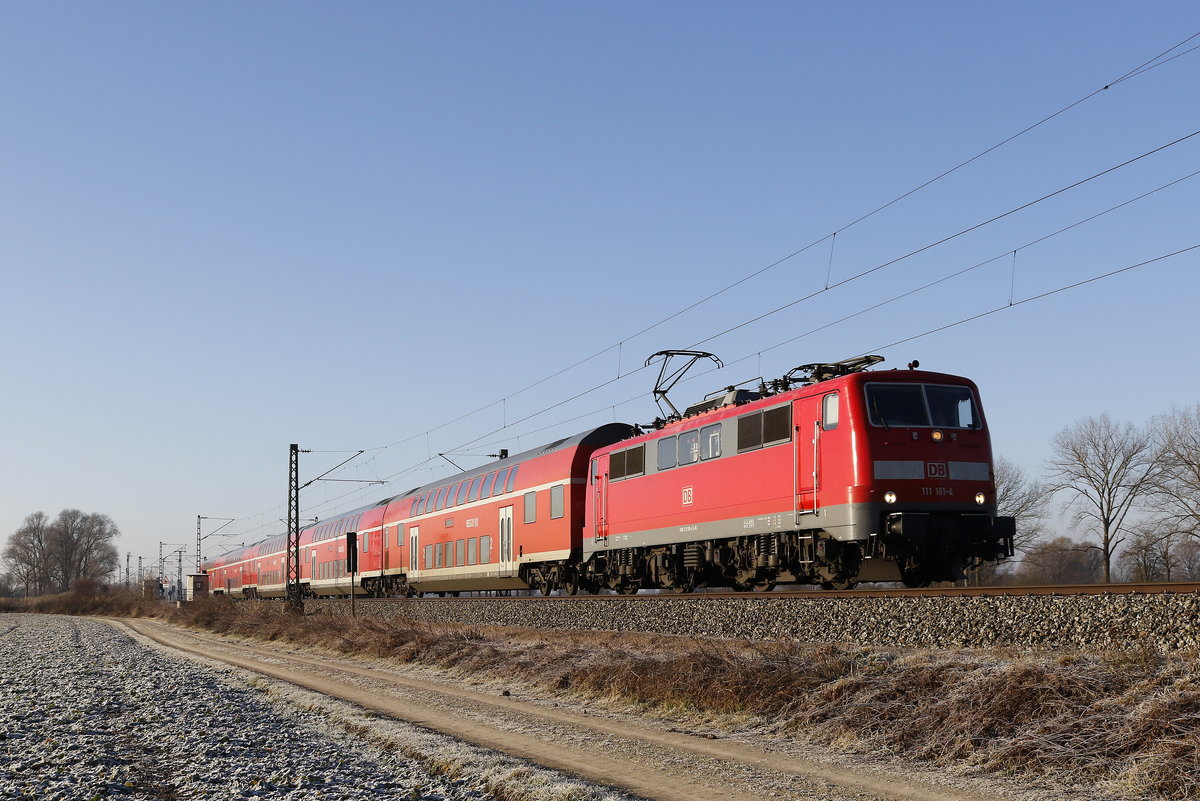 111 181-4 mit einem Regionalzug von Mnchen nach Landshut. Aufgenommen am 30. Dezember 2016 kurz vor Freising.