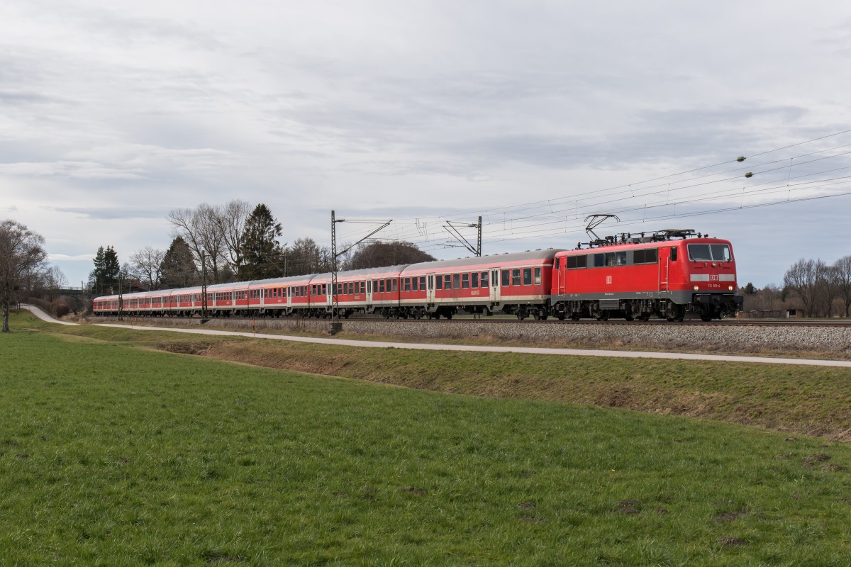 111 181-4 zeiht am 9. Februar 2016 einen  Flchtlingszug  bei bersee in Richtung Freilassing.