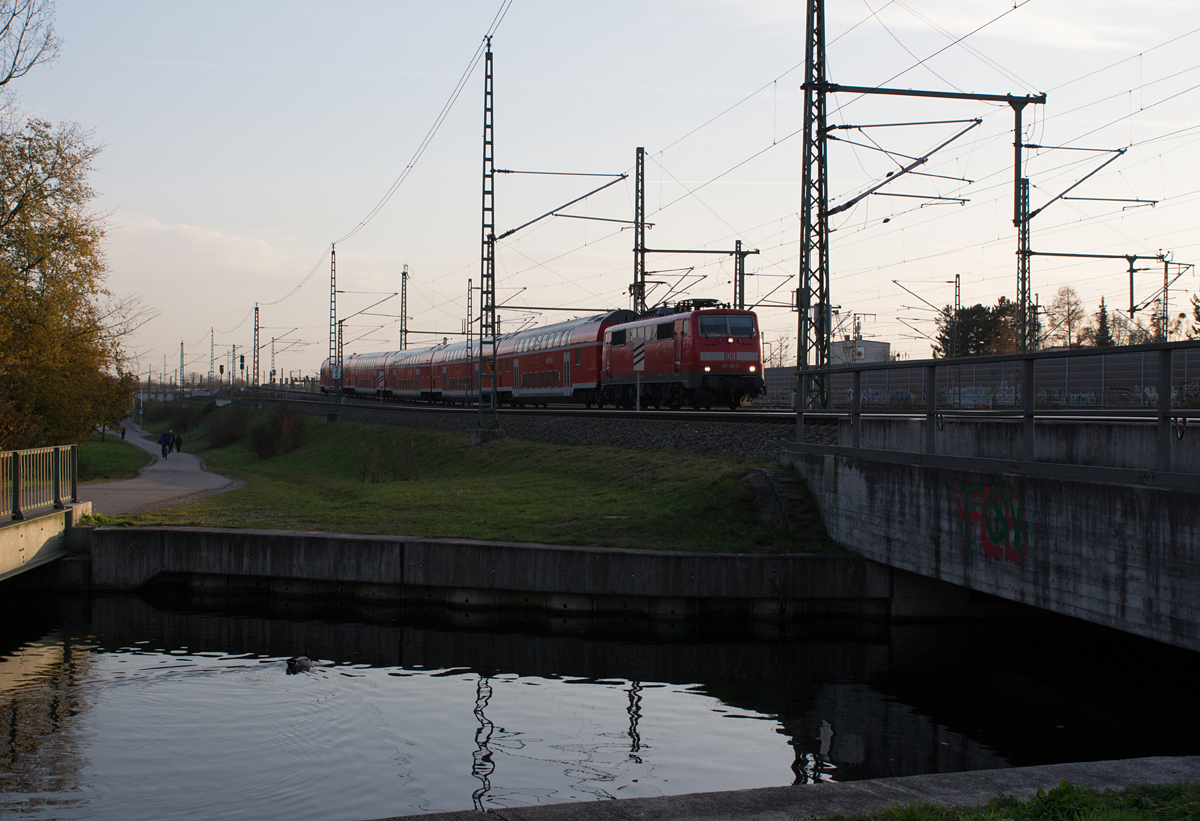 111 182-2 ist am späten Nachmittag des 24.11.14 mit ihrem Dosto-Zug in München-Obermenzing Richtung Norden unterwegs.