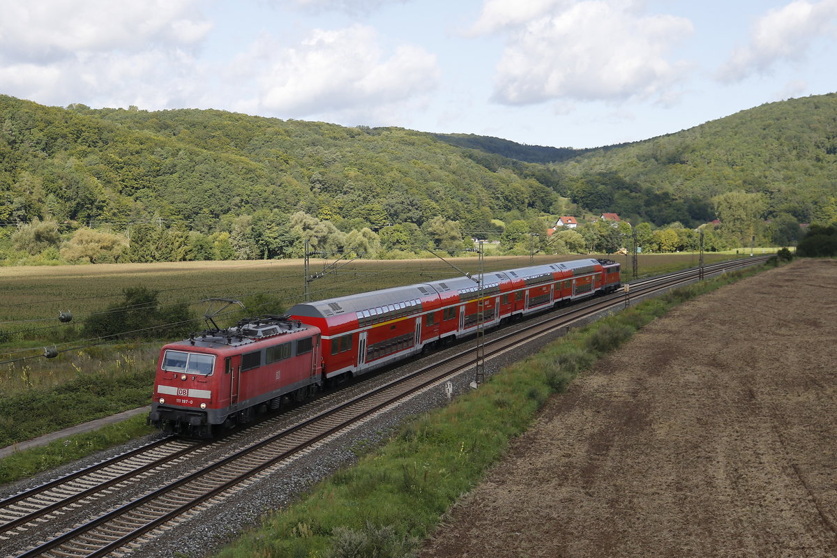 111 197-0 mit einem Regionalzug aus Gemnden kommend am 19. August 2017 bei Harrbach.