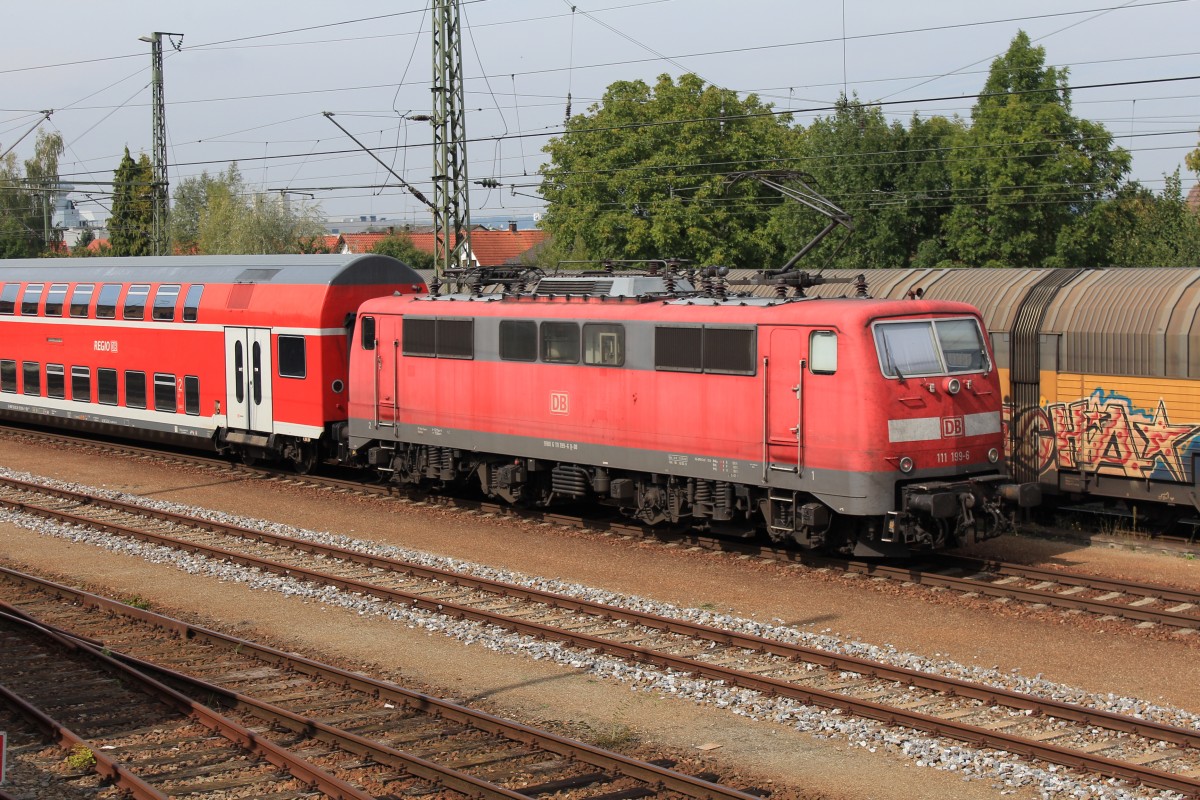 111 199-6 schiebt am 17. September 2012 einen Regionalzug in den Bahnhof von Dingolfing.