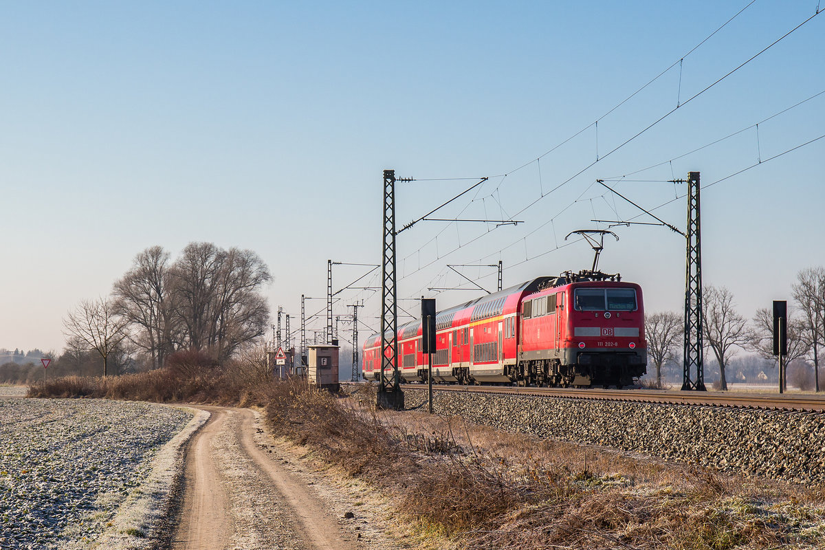 111 202-8 war am 30. Dezember 2016 kurz nach Freising schiebend in Richtung Mnchen im Einsatz.