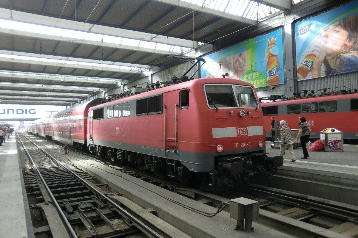 111 203-6 steht am 11. August 2011 im Mnchner Hauptbahnhof.