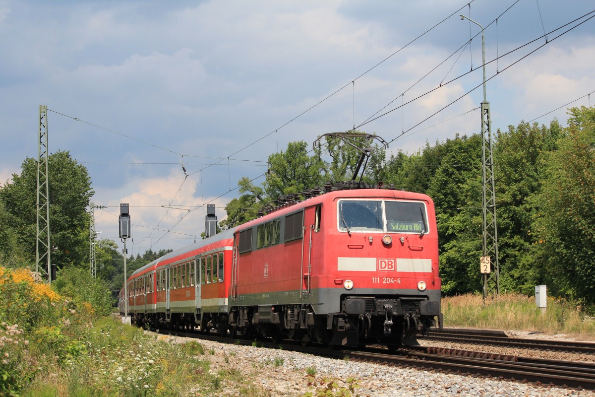 111 204-4 am 14. August 2013 bei der Ausfahrt aus dem Bahnhof von Assling.