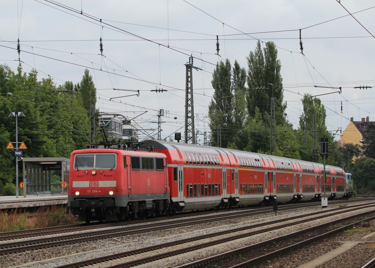 111 204-4 durchfhrt soeben mit einem Regionalzug den Haltepunkt  Heimeranplatz . aufgenommen am 26. August 2013.