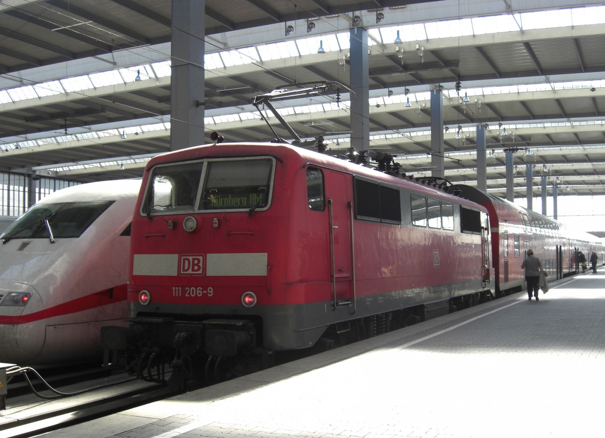 111 206-9 im Münchner Hauptbahnhof kurz vor der Abfahrt nach Nürnberg. Aufgenommen am 4. Juni 2010.