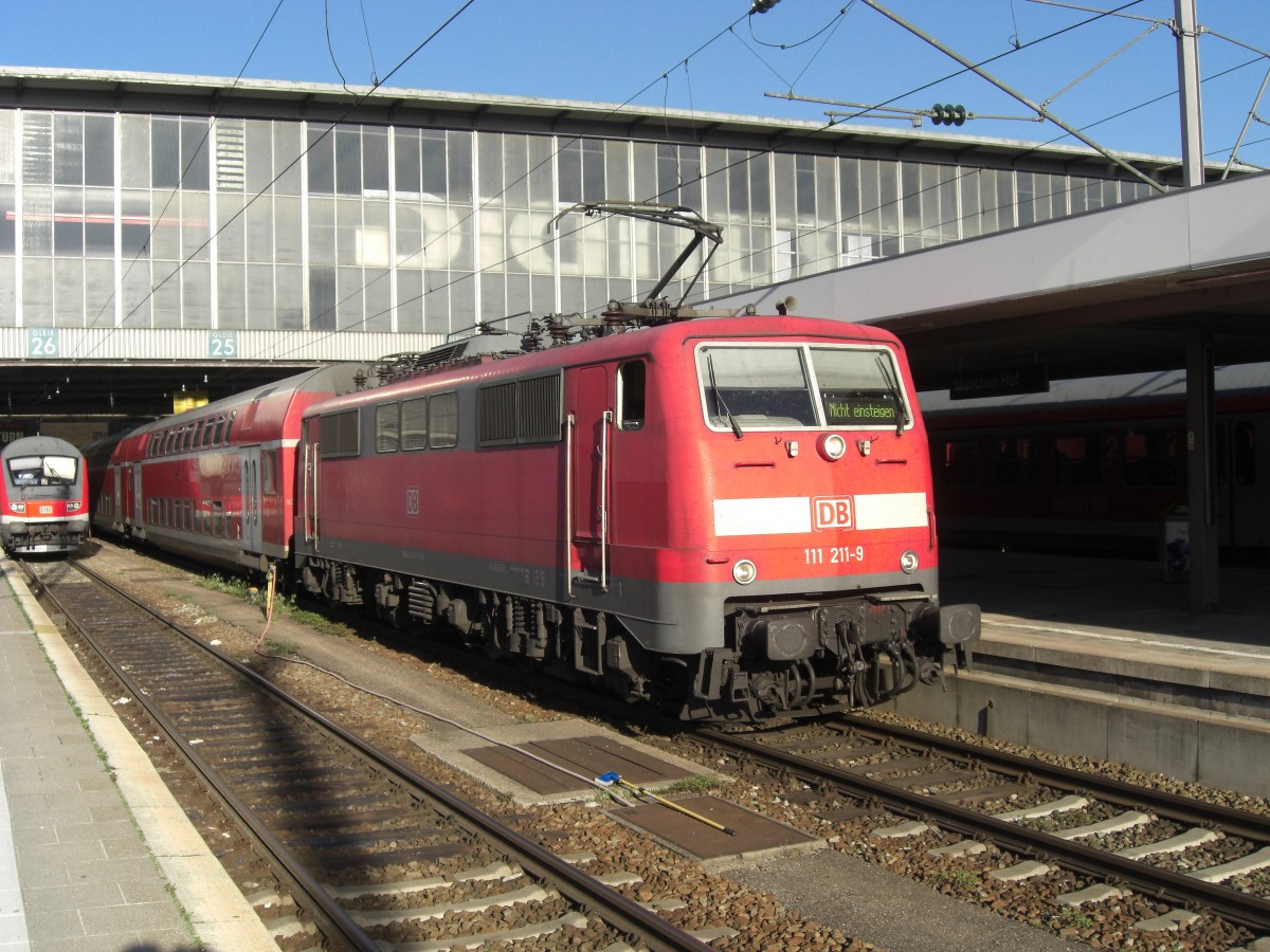 111 211-9 war am 4. Juni 2010 im Münchner Hauptbahnhof abgestellt.