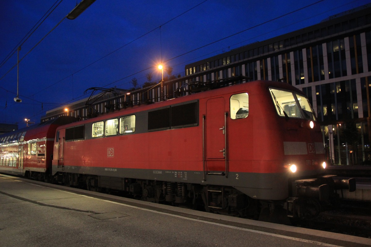 111 215-0 am 26. August 2013 im abendlichen Münchner Hauptbahnhof.