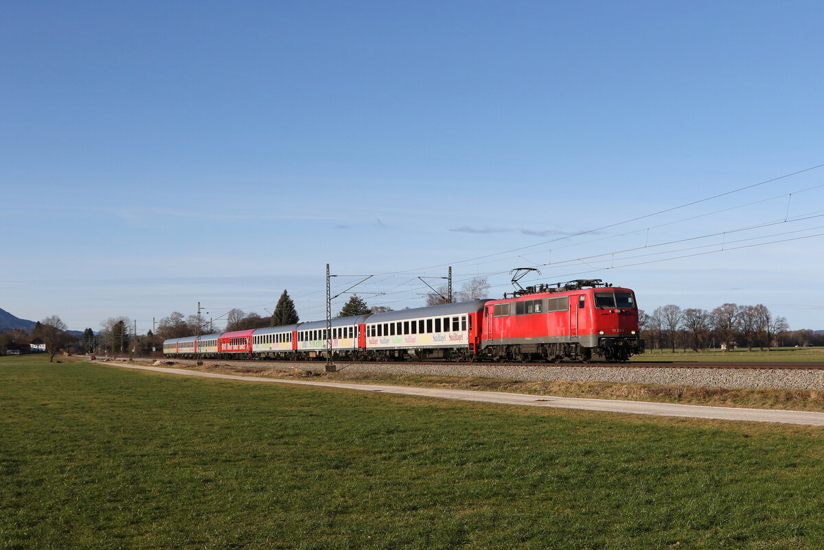 111 216 mit dem  Snlltarget-Skizug  auf dem Weg nach Salzburg am 14. Januar 2023 bei bersee am Chiemsee.