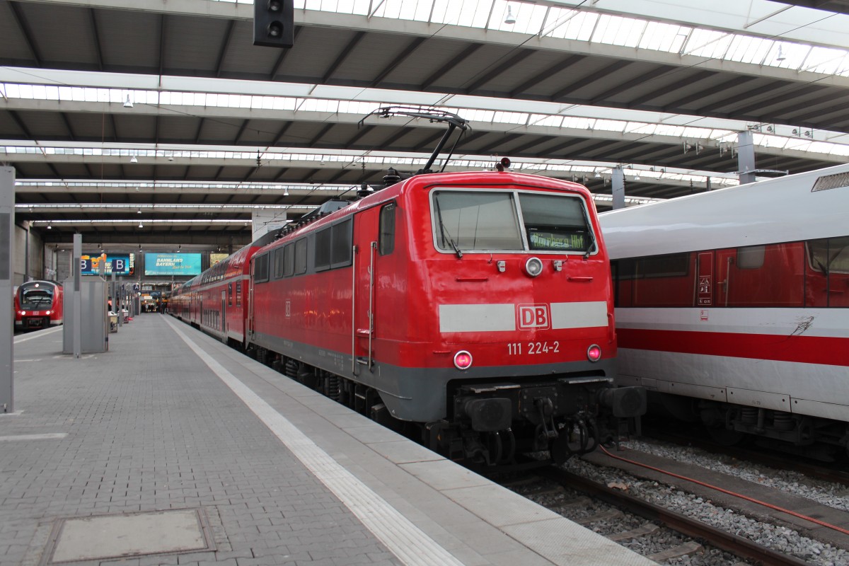 111 224-2 frisch lackiert am 15. Januar 2012 im Münchner Hauptbahnhof.