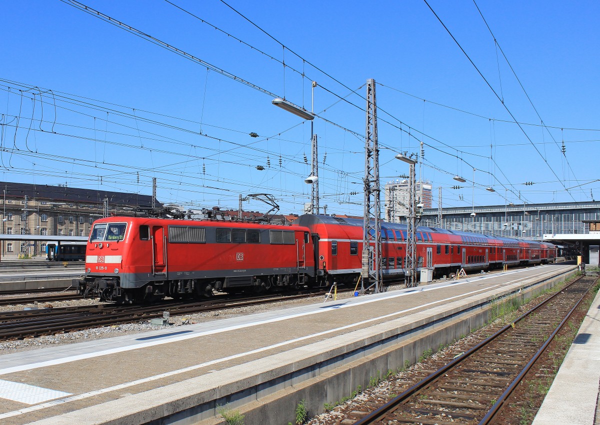 111 225-9 am 17. Juni 2013 bei der Ausfahrt aus dem Münchner Hauptbahnhofs in Richtung Nürnberg.