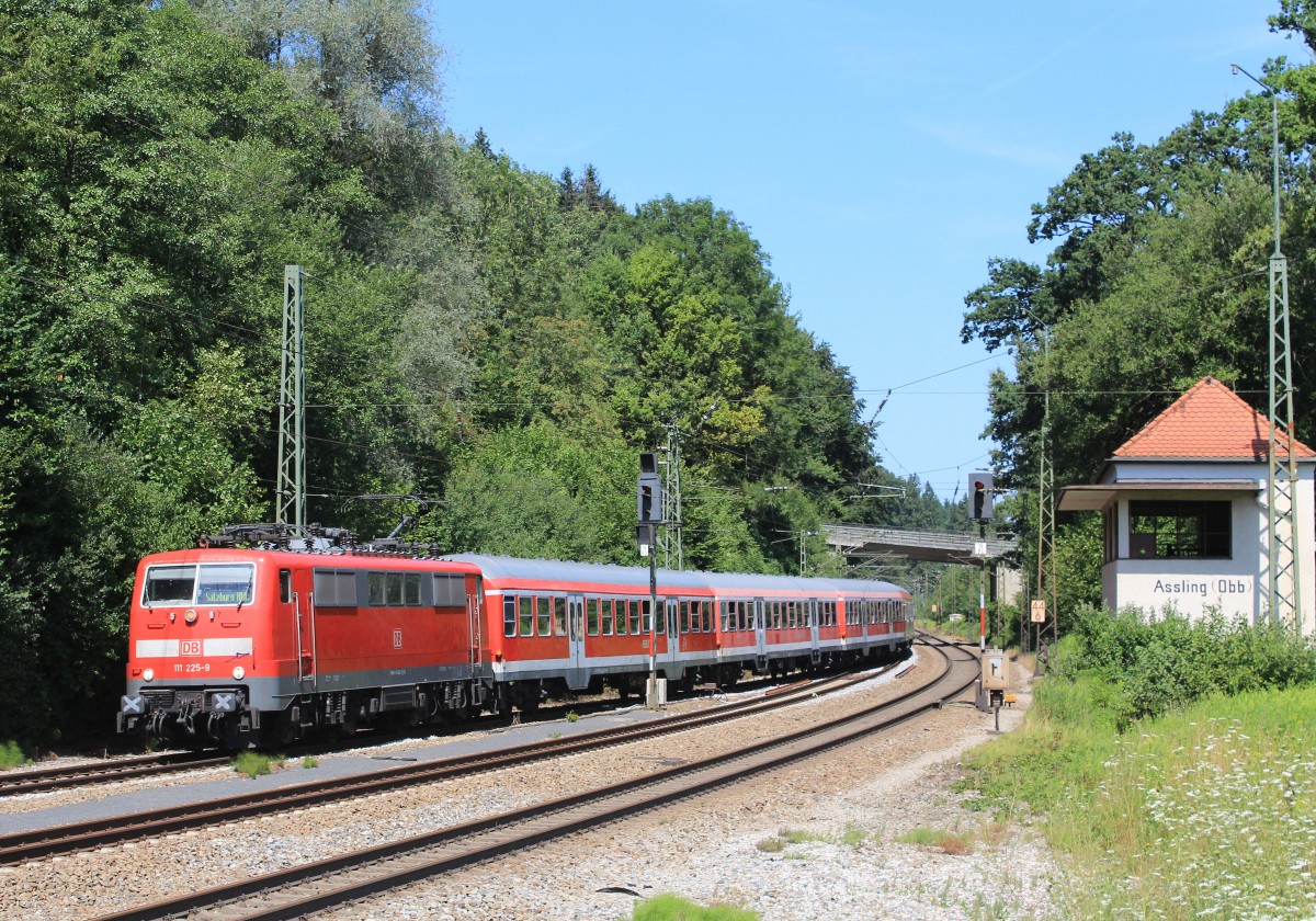 111 225-9 fährt soeben in den Bahnhof von Assling ein. Aufgenommen am 5. August 2013.