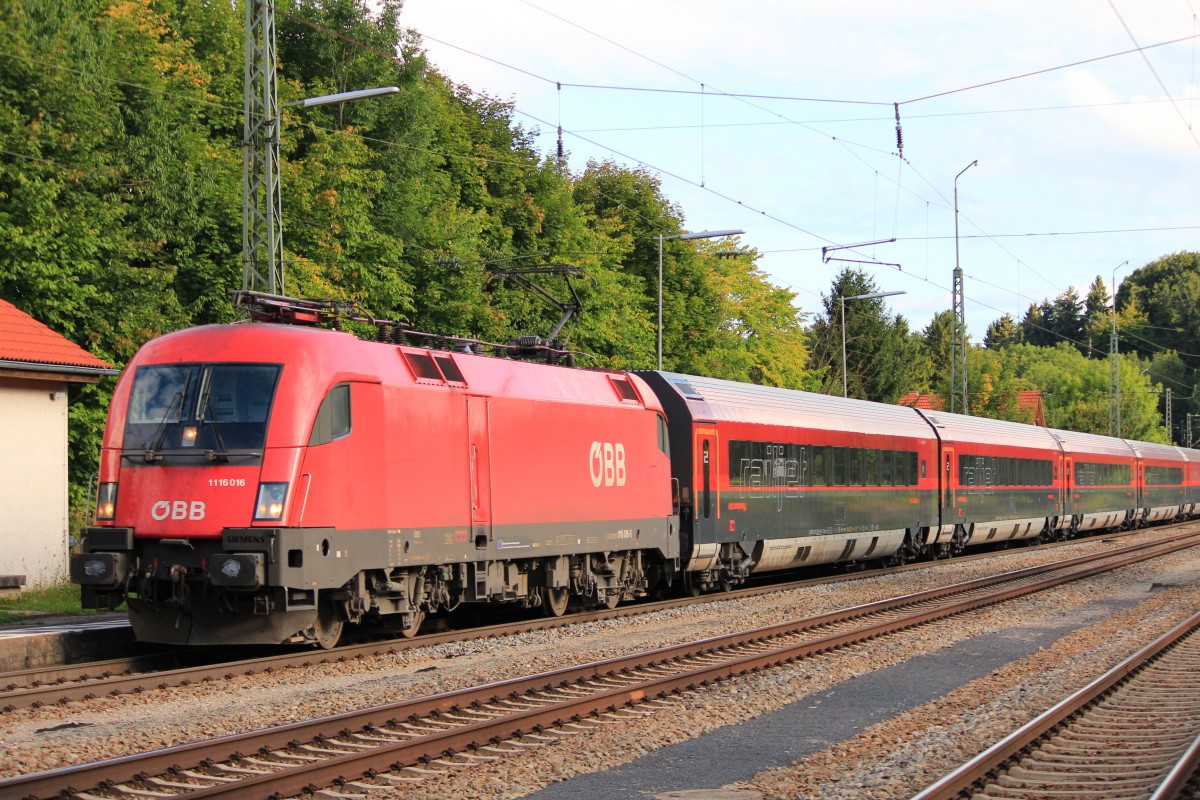 1116 016-5 am 16. August 2012 mit einer  Railjet -Garnitur im Bahnhof von Assling.