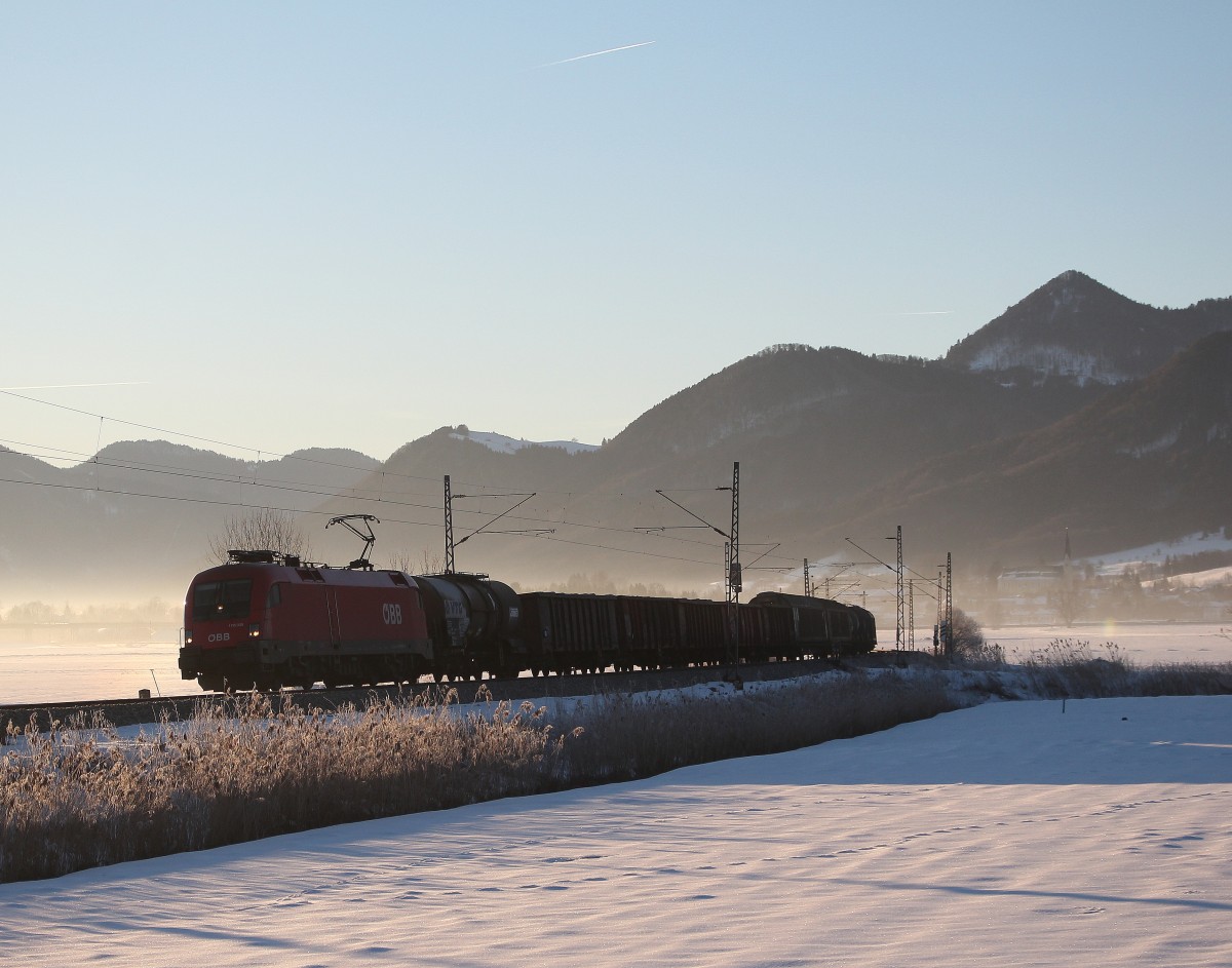 1116 030-6 mit einem gemischten Gterzug aus Salzburg kommend am 20. Februar 2015 bei Weisham.