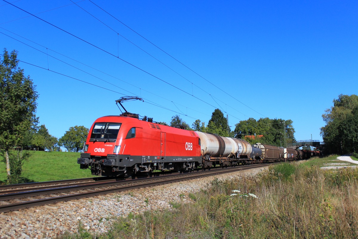 1116 033-2 mit einem gemischten Gterzug am 3. Oktober 2012 bei bersee am Chiemsee.