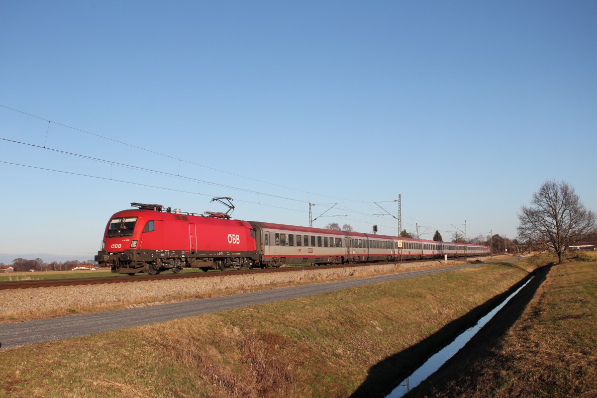 1116 035-7 am 23. Dezember 2015 mit dem EC 112 bei Übersee am Chiemsee.