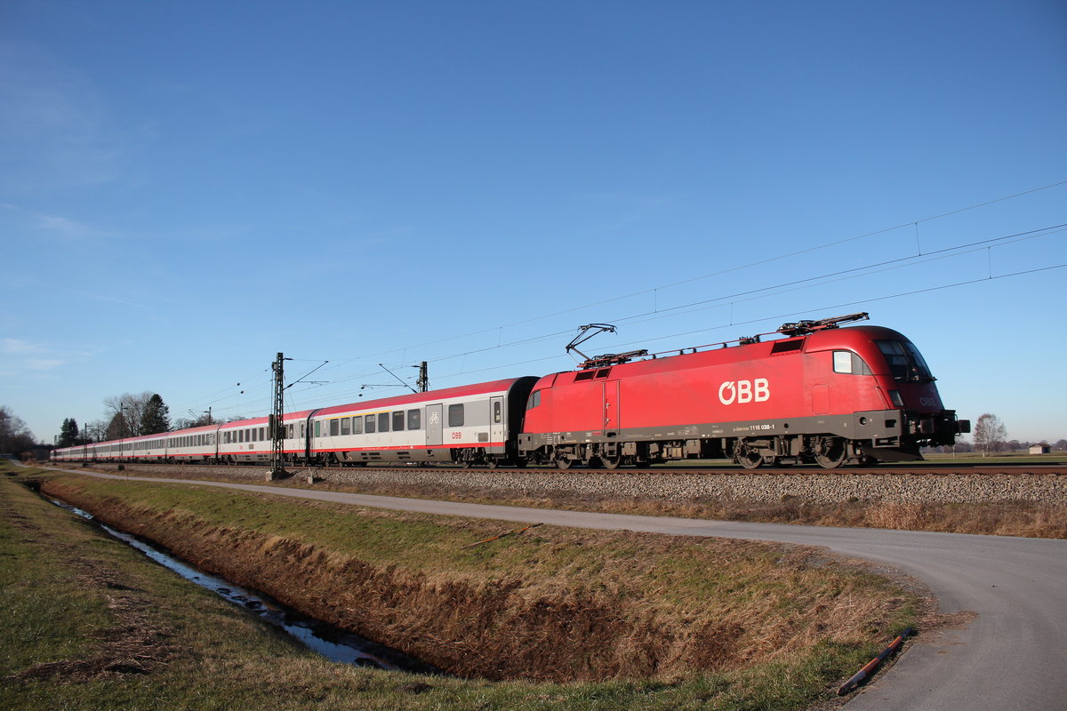 1116 038-1 auf dem Weg nach Salzburg. Aufgenommen am 10. Dezember 2016 bei bersee am Chiemsee.