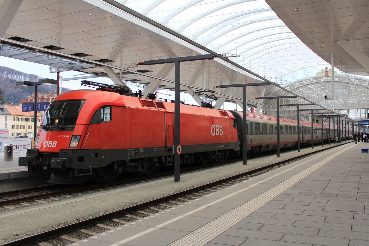 1116 038-1 steht am 3. Januar 2013 abfahrbereit im Salzburger Hauptbahnhof.