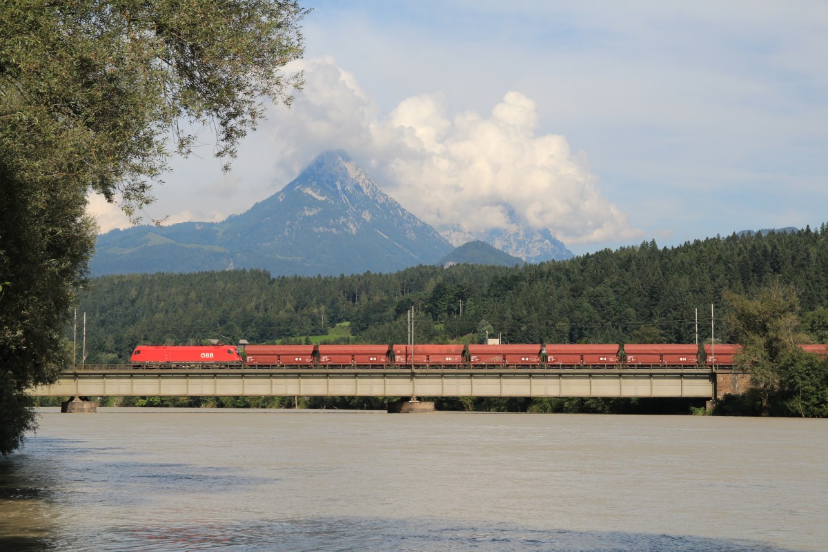 1116 039-9 mit einem Ganzzug am 1. August 2014 auf der Innbrcke bei Langkampfen.