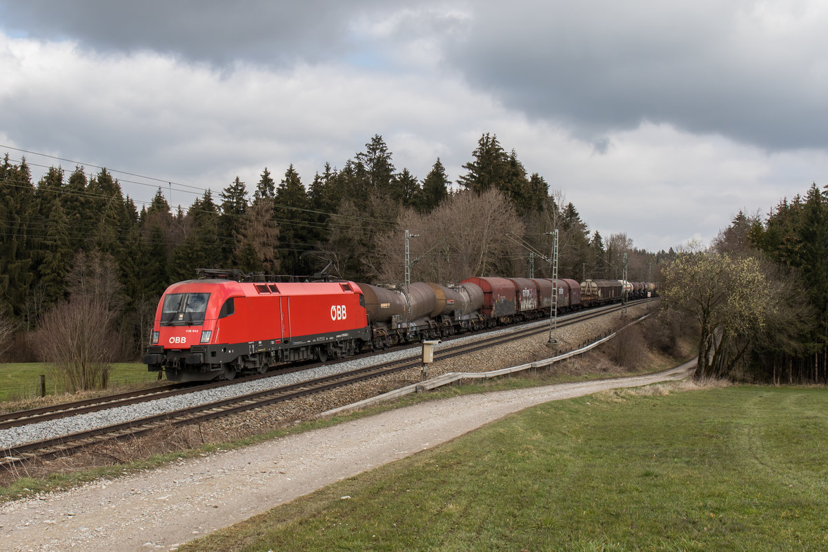 1116 043-1 mit einem gemischten Gterzug aus Freilassing kommend am 26. Mrz 2016 bei Sossau.