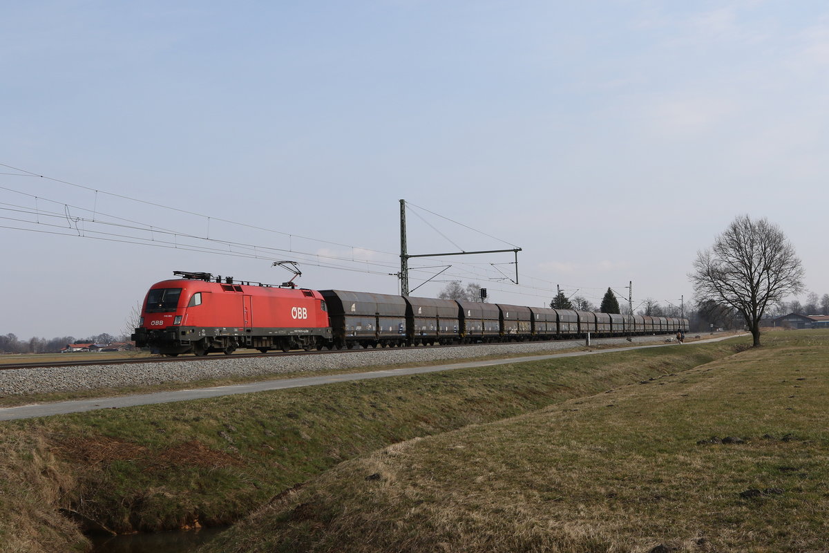 1116 051 mit Schttgutwagen aus Salzburg kommend am 9. Mrz 2021 bei bersee am Chiemsee.