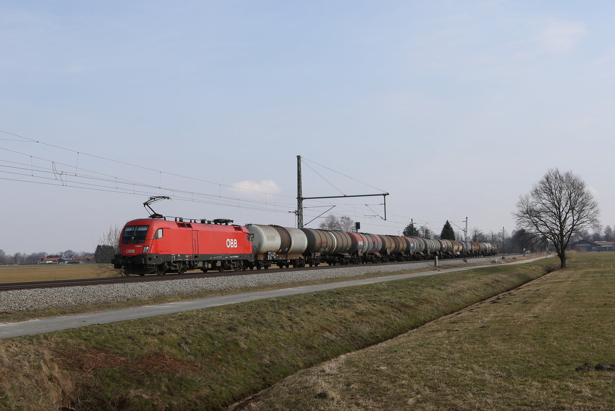1116 053 mit einem Kesselwagenzug aus Salzburg kommend am 9. Mrz 2021 bei bersee am Chiemsee.
