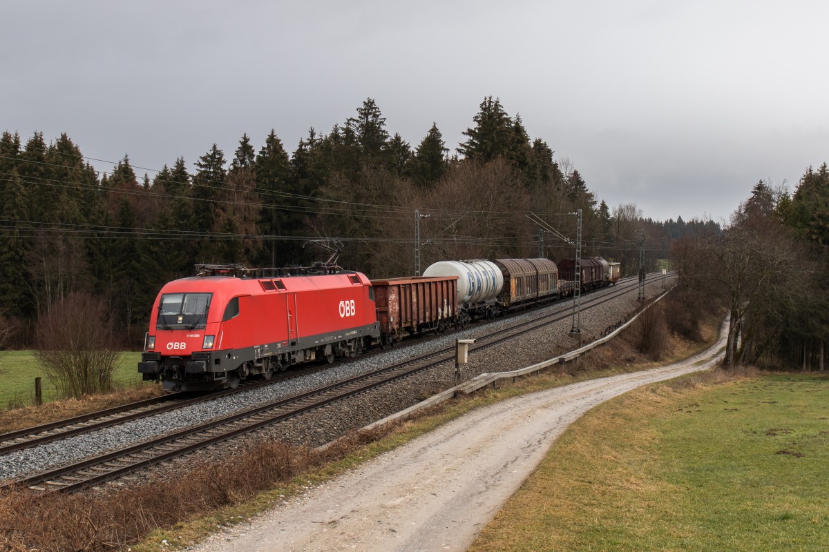 1116 056-3 mit einem kurzen gemischten Gterzug am 13. Februar 2016 bei Sossau.