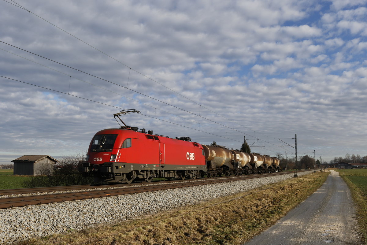 1116 063 mit einem kurzen Kesselwagenzug am 28. Dezember 2018 bei bersee am Chiemsee.