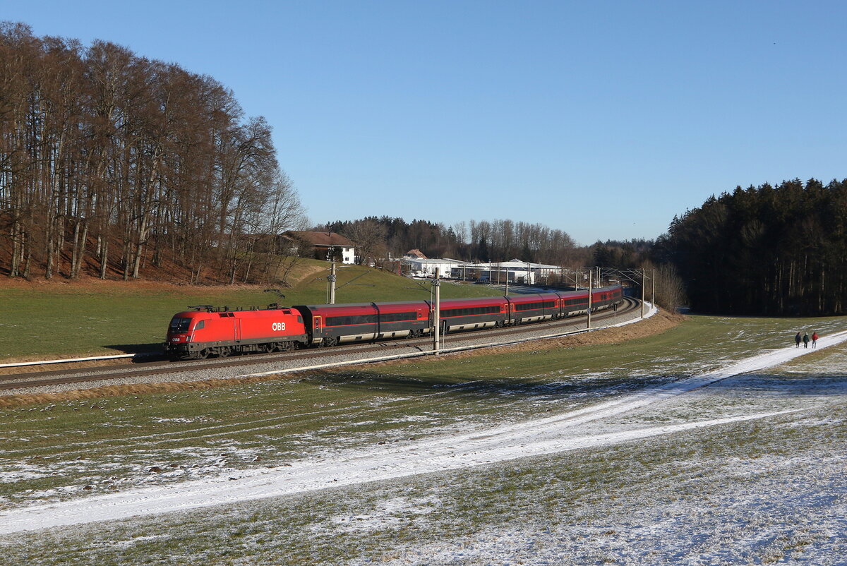 1116 064 war am 19. Januar 2025 bei Axdorf in Richtung Rosenheim unterwegs.