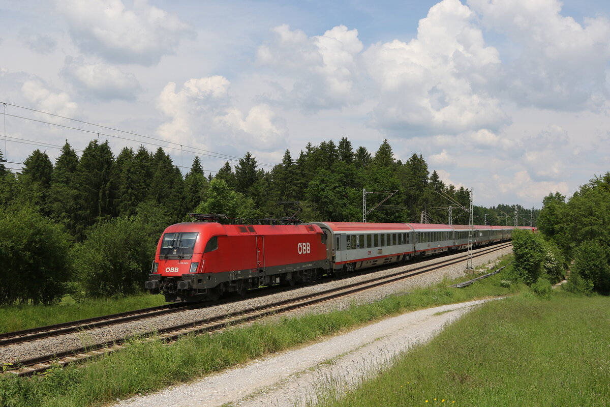 1116 065 mit einem  EC  aus Salzburg kommend am 8. Juni 2021 bei Grabensttt.