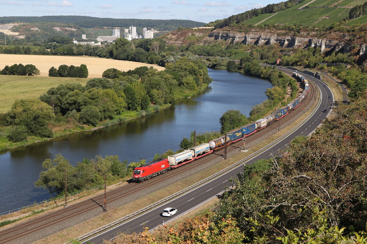 1116 078 mit einem  KLV  am 6. August 2022 bei Himmelstadt am Main.