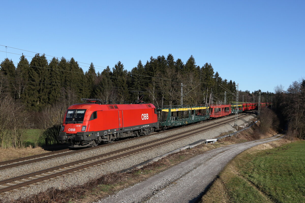 1116 080 mit einem leeren Autozug am 31. Dezember 2021 bei Grabensttt im Chiemgau.