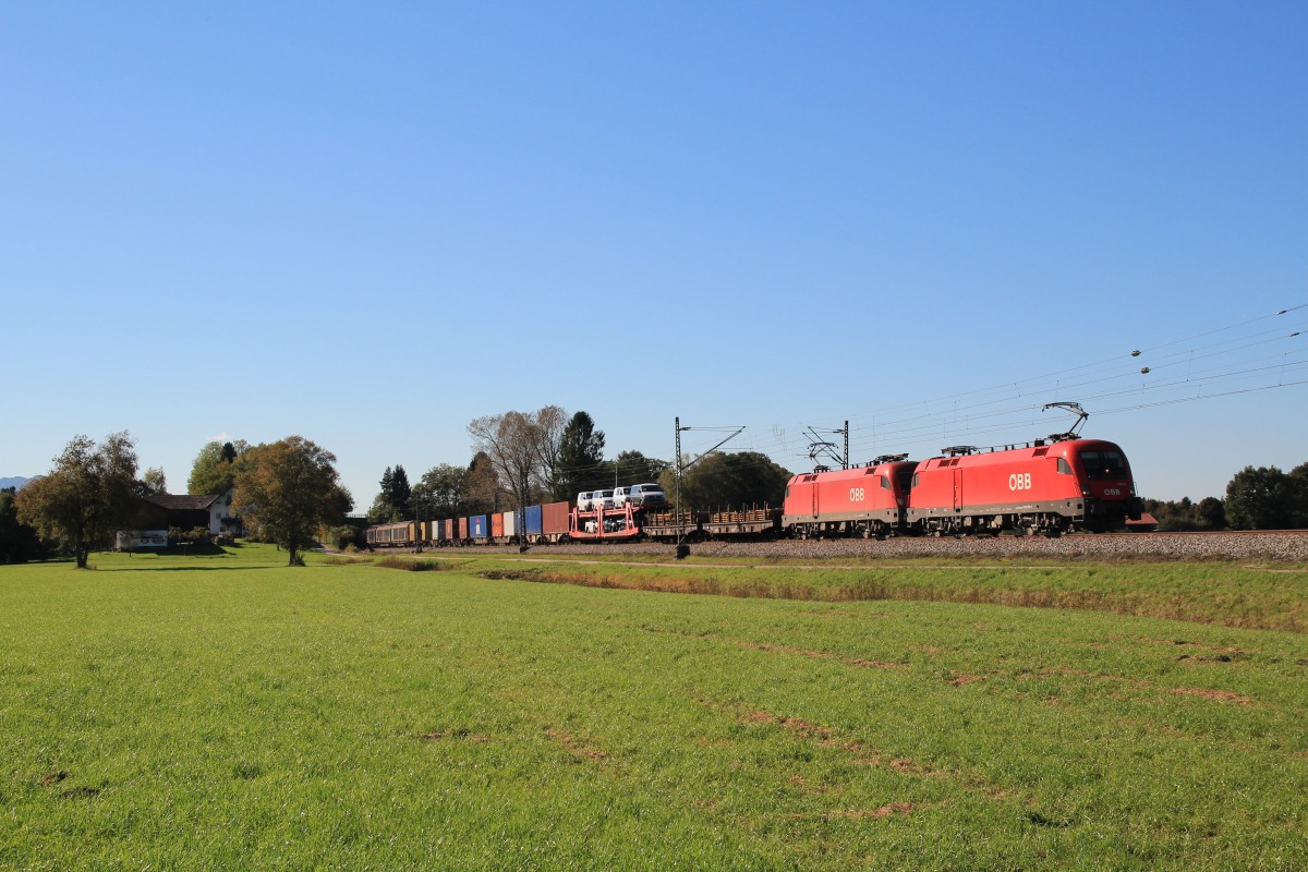 1116 081-1 und 1116 xxx mit einem gemischten Gterzug am 9. Oktober 2014 bei bersee.