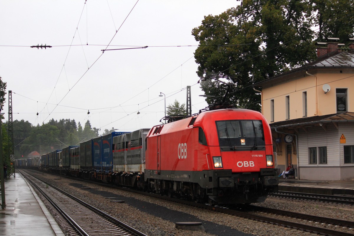 1116 084-5 durchfhrt am 16. August 2012 den Bahnhof von Assling.