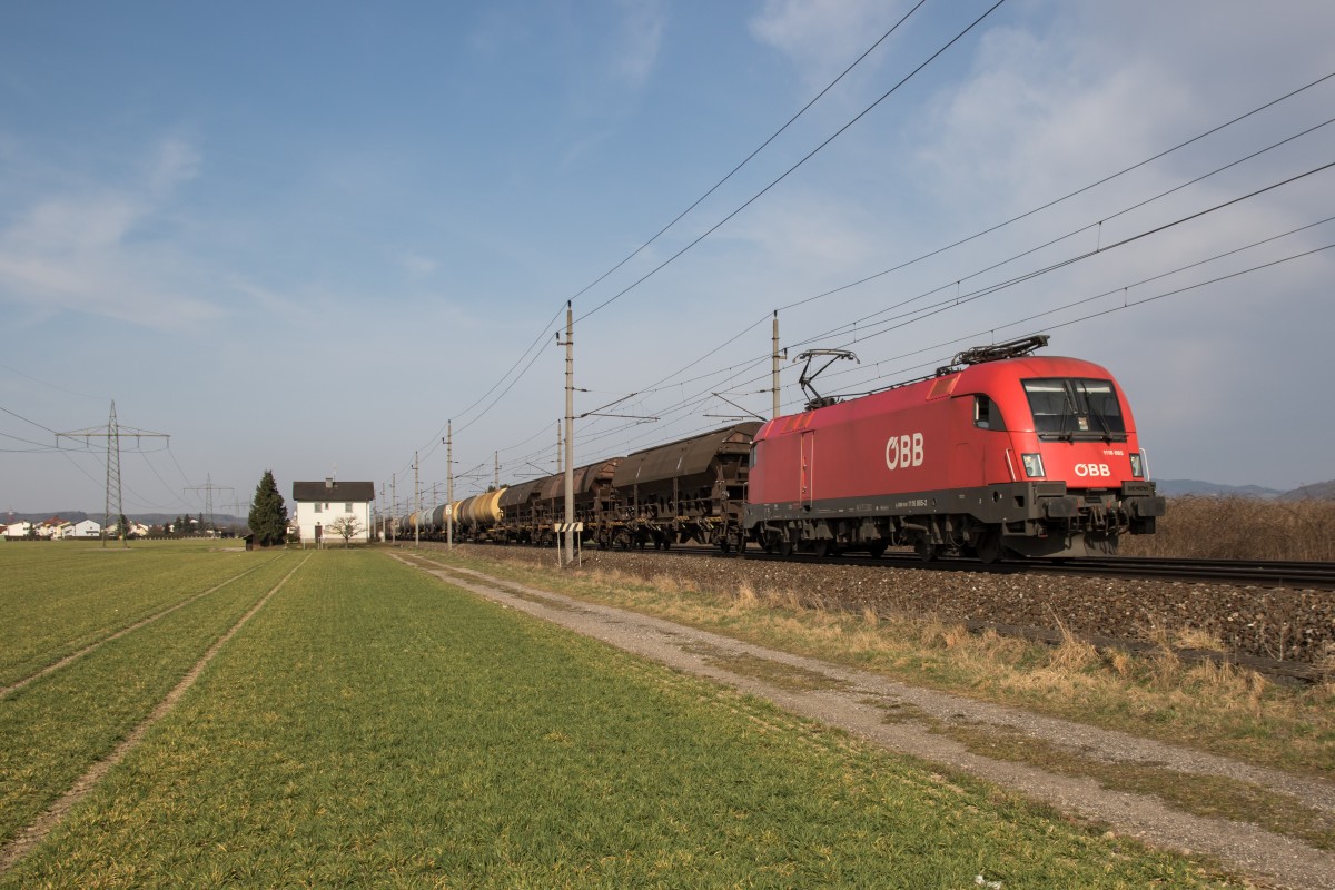 1116 085-7 mit einem gemischten Gterzug am 17. Mrz 2015 bei Enns.