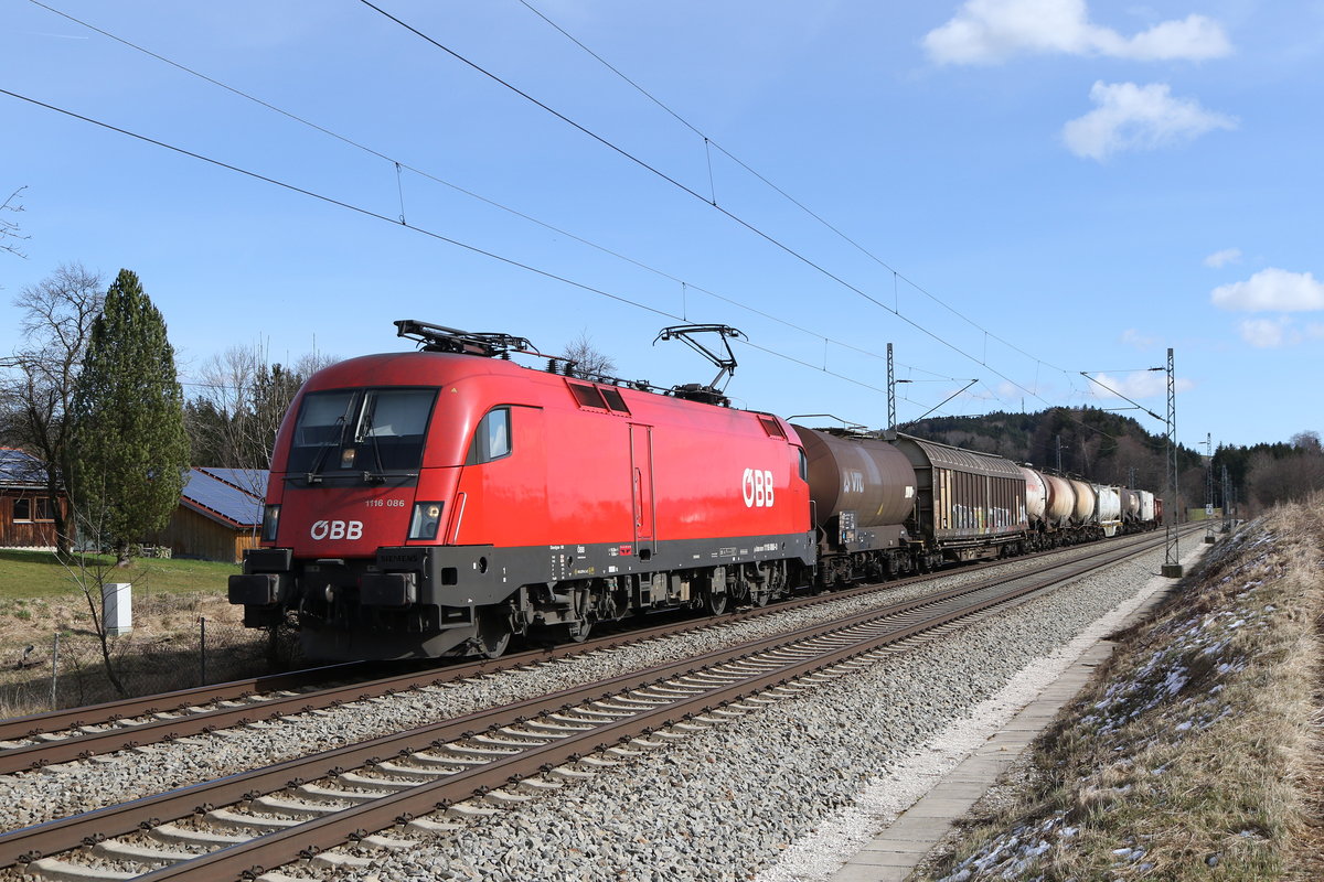 1116 086 mit einem kurzen Mischer aus Salzburg kommend am 27. Februar 2020 bei Htt.