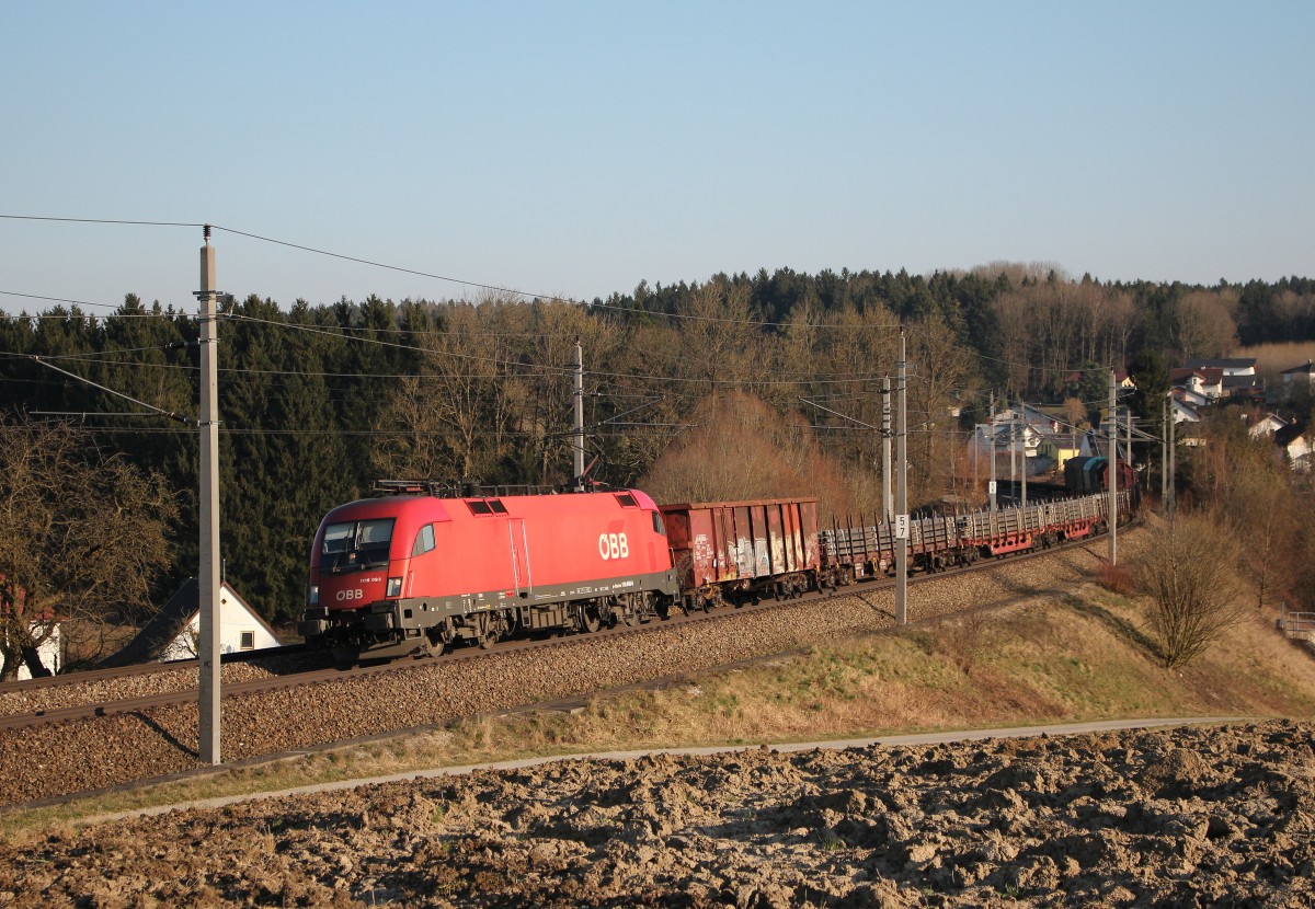 1116 093-6 ist am 18. Mrz 2015 mit einem gemischten Gterzug bei Haiding in Richtung Passau unterwegs.